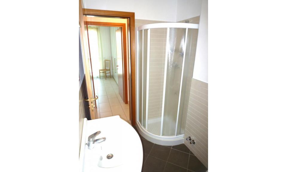 Residence TULIPANI: C5 - Badezimmer mit Duschkabine (Beispiel)