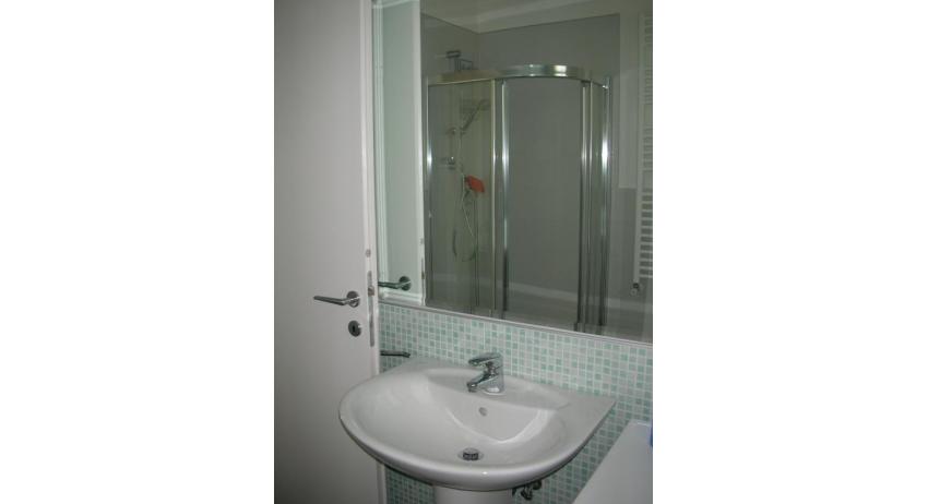 residence LE PALME: C6 - bagno con box doccia (esempio)