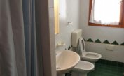 residence LE BRICCOLE: C5/1 - bathroom with shower-curtain (example)