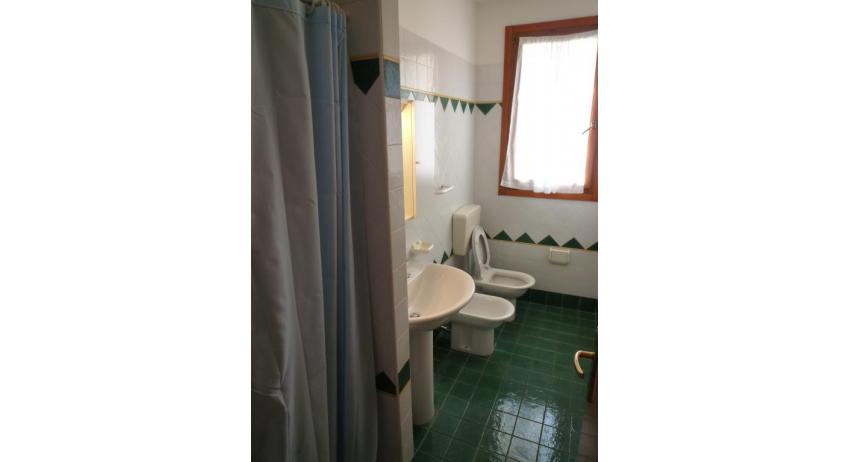 residence LE BRICCOLE: C5/1 - bagno con tenda (esempio)