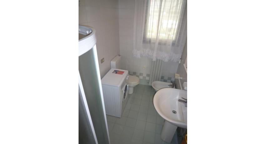 Residence TAMERICI: C4 - Badezimmer mit Duschkabine (Beispiel)