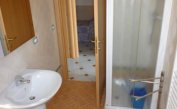 Residence LE GINESTRE: C4 - Badezimmer mit Duschkabine (Beispiel)