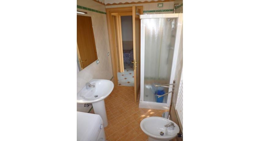 residence LE GINESTRE: C4 - bagno con box doccia (esempio)