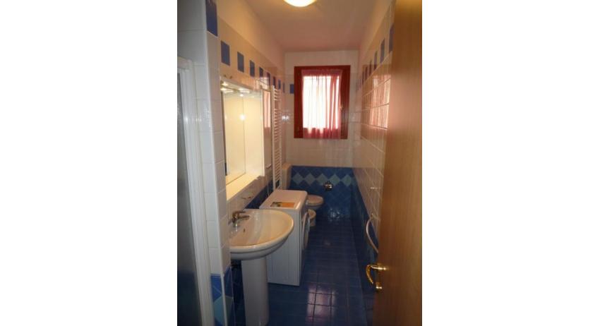 residence LE GINESTRE: C4 - bathroom (example)