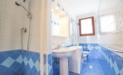 residence LE GINESTRE: C4 - bathroom with shower-curtain (example)