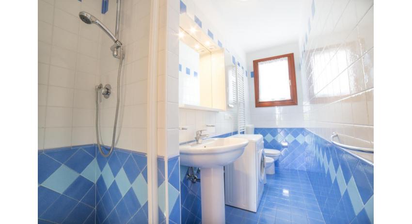 Residence LE GINESTRE: C4 - Badezimmer mit Duschvorhang (Beispiel)