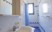 residence PORTO SOLE: C4/1 - bathroom with shower-curtain (example)