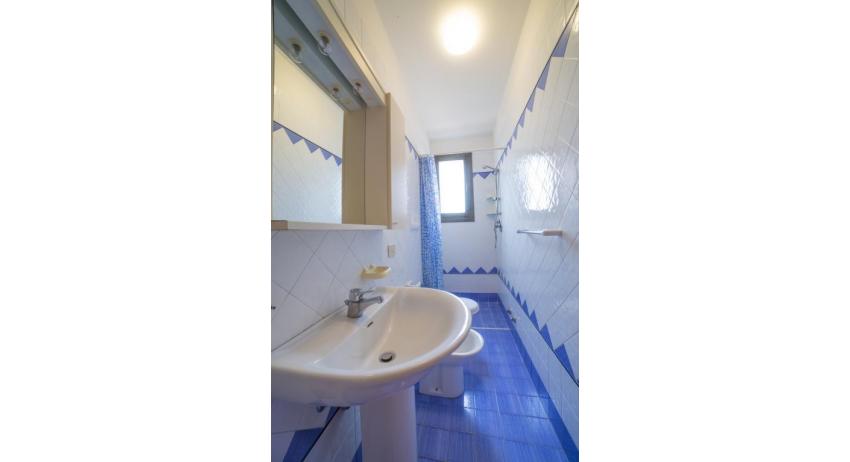 résidence PORTO SOLE: C4/1 - salle de bain avec rideau de douche (exemple)