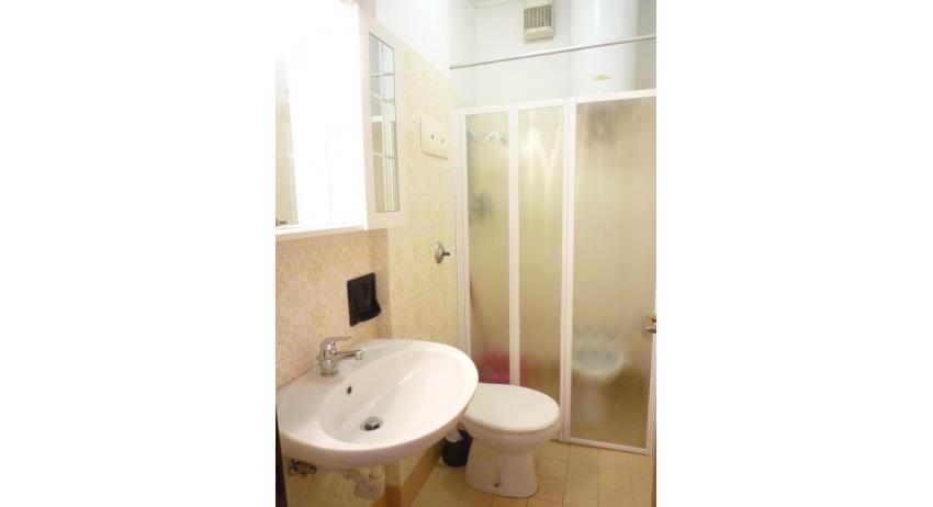 appartamenti LARA: C4 - bagno con box doccia (esempio)