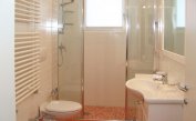 residence MEDITERRANEE: B5 - bathroom with a shower enclosure (example)