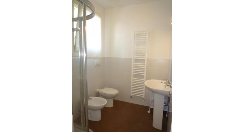 residence LE PALME: D7/P1X - bagno con box doccia (esempio)