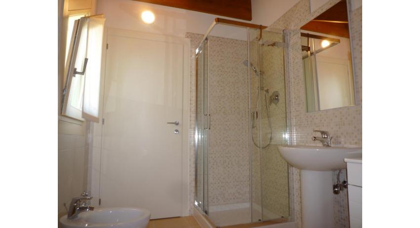 residence LE PALME: D7/P1X - bagno con box doccia (esempio)