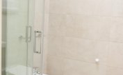 appartamenti Residenza GREEN MARINE: C7/2 - bagno con box doccia (esempio)