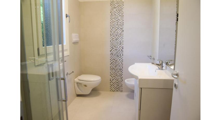 appartamenti Residenza GREEN MARINE: C8 - bagno con box doccia (esempio)