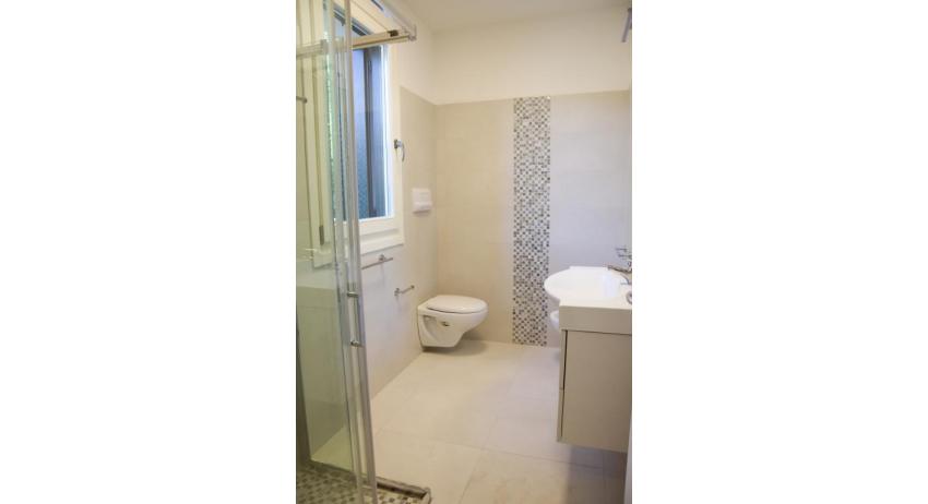 appartamenti Residenza GREEN MARINE: C8 - bagno con box doccia (esempio)