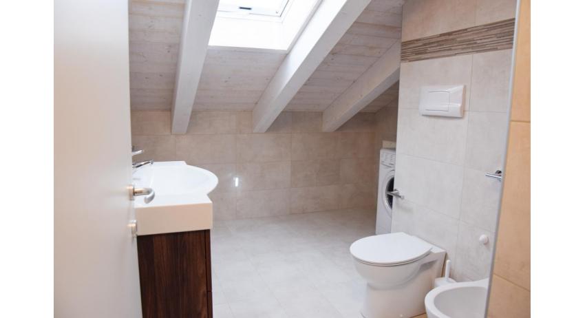 appartamenti Residenza GREEN MARINE: C8 - bagno con lavatrice (esempio)