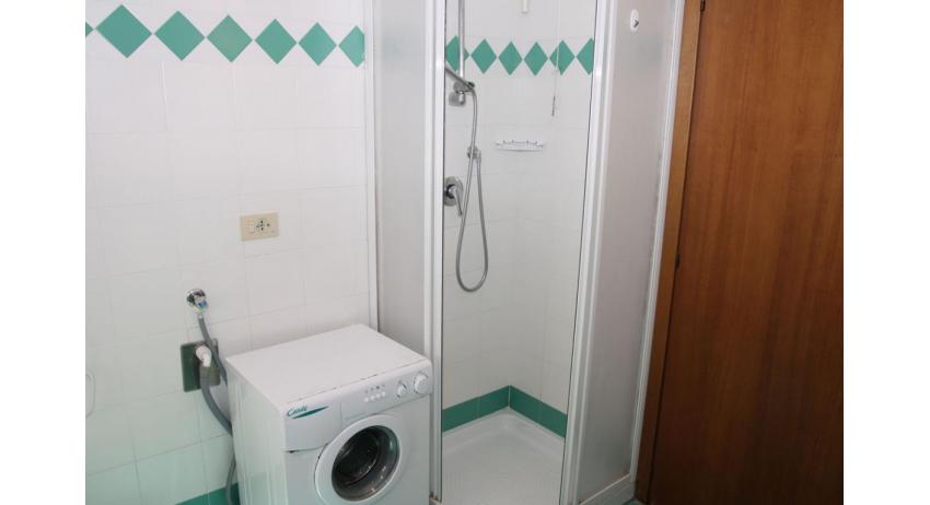 appartamenti VILLA MAZZON: C5 - bagno con box doccia (esempio)