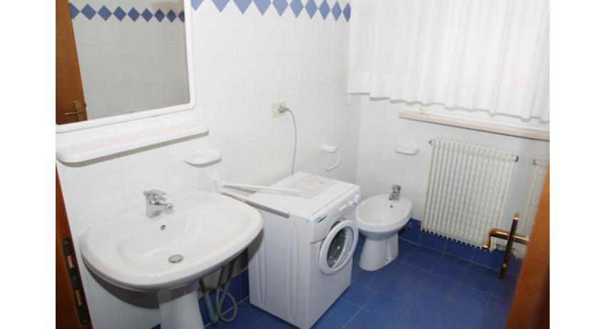 appartamenti VILLA MAZZON: C5 - bagno con lavatrice (esempio)
