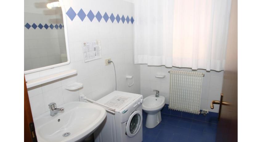 appartamenti VILLA MAZZON: C5T - bagno con lavatrice (esempio)