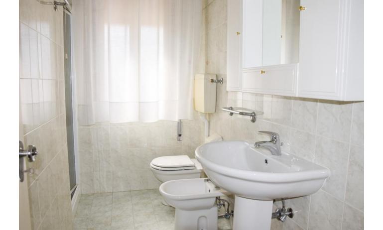 appartamenti VILLA VANIA: B5 - bagno con box doccia (esempio)