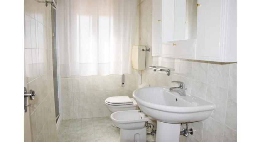 apartments VILLA VANIA: B4/np - bathroom with a shower enclosure (example)