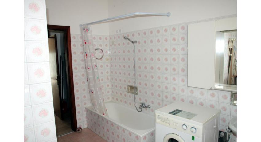 appartamenti NEREIDI: C7 - bagno con vasca (esempio)