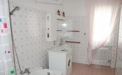 appartamenti NEREIDI: C7 - bagno con lavatrice (esempio)