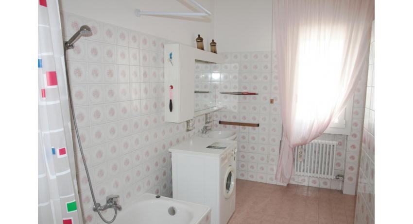 appartamenti NEREIDI: C7 - bagno con lavatrice (esempio)