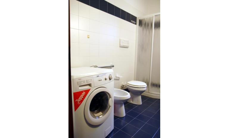 appartamenti JOLLY: B6 - bagno con lavatrice (esempio)