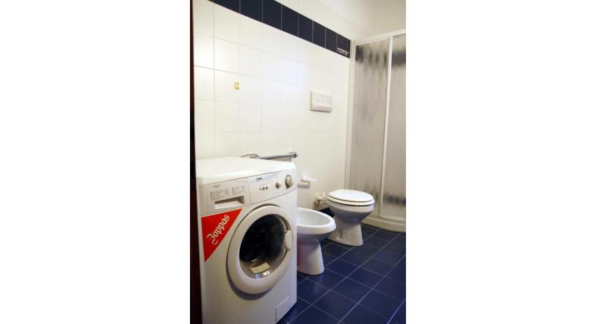 appartamenti JOLLY: B6 - bagno con lavatrice (esempio)