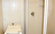 appartamenti JOLLY: C8 - bagno con box doccia (esempio)