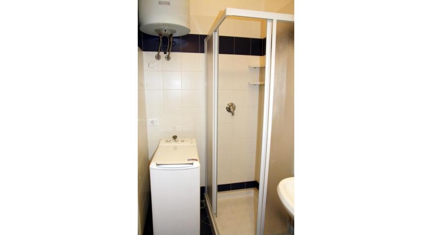 appartamenti JOLLY: C8 - bagno con box doccia (esempio)