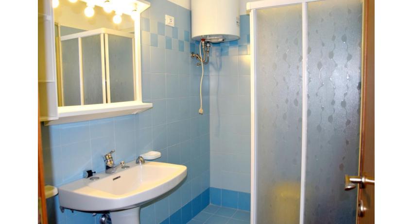 appartamenti VISTAMARE: B5 - bagno con box doccia (esempio)
