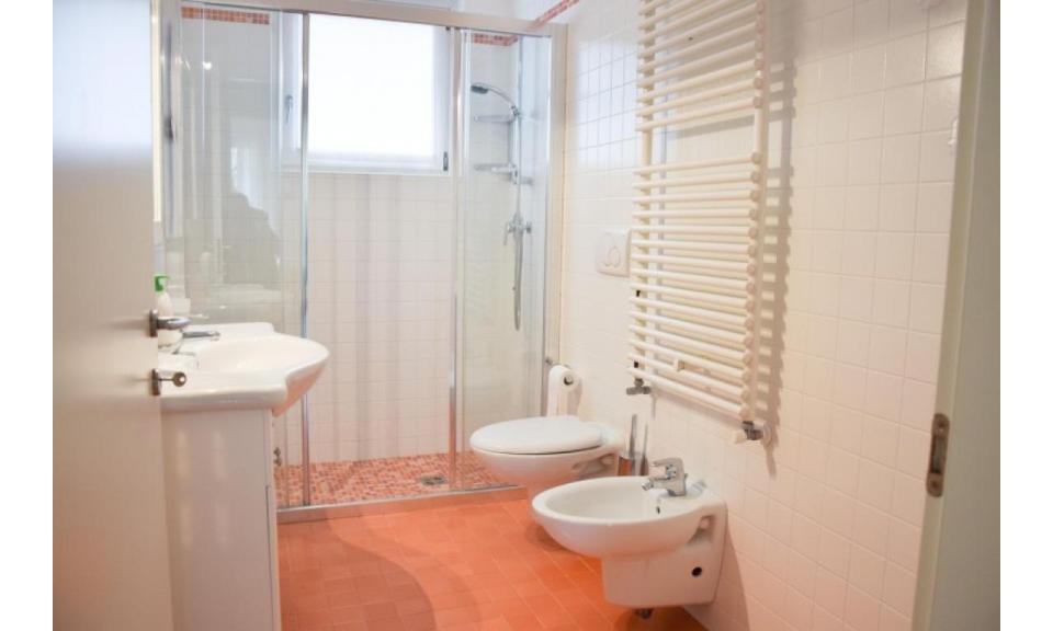 residence MEDITERRANEE: B4 - bathroom with a shower enclosure (example)
