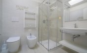 residence DOMUS FIORITA: D6 - bagno con box doccia (esempio)