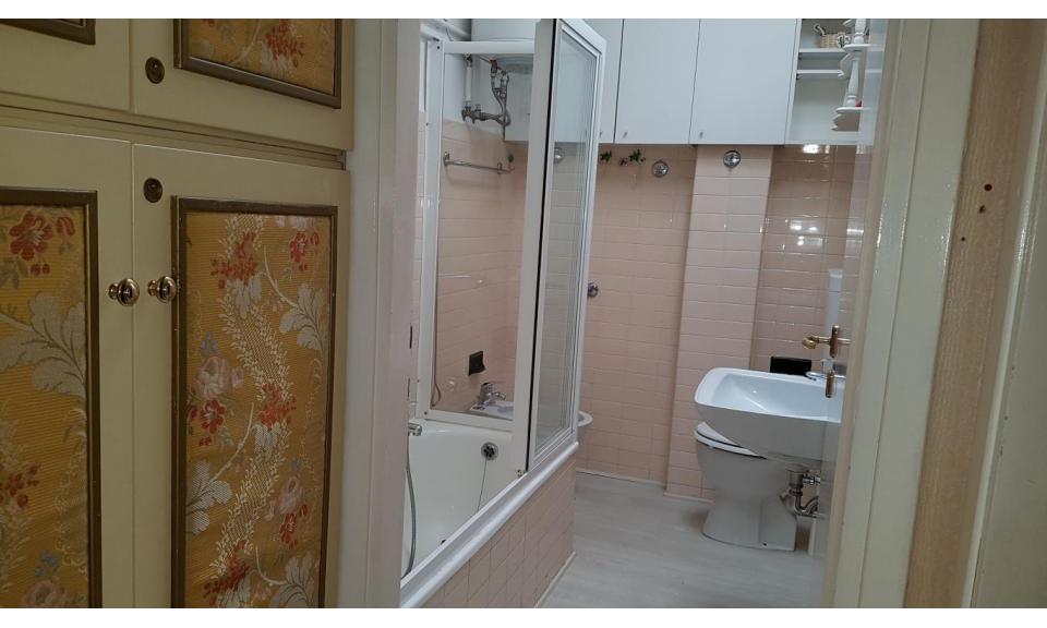 appartamenti CENTRO COMMERCIALE: C4 - bagno con vasca (esempio)