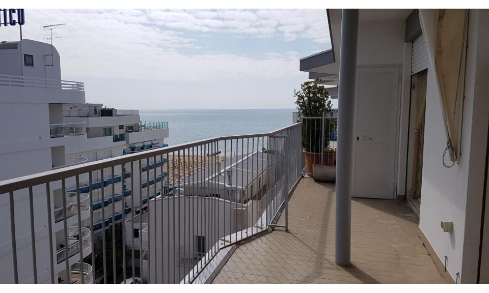 Ferienwohnungen CENTRO COMMERCIALE: C4 - Balkon mit Meerblick (Beispiel)