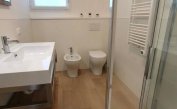 appartamenti NEMBER SEA HOUSES: C5 - bagno con box doccia (esempio)