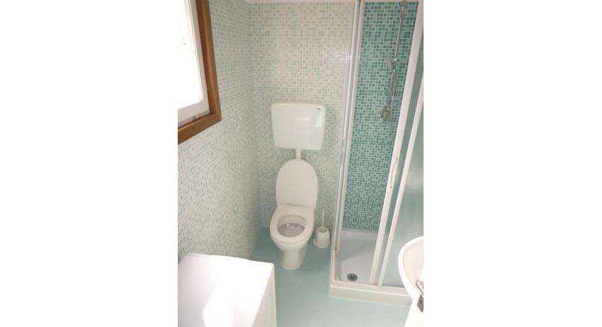 appartamenti MINI-JET: B4 - bagno con box doccia (esempio)