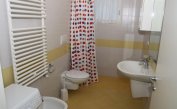 residence MEDITERRANEE: C5 - bathroom with shower-curtain (example)