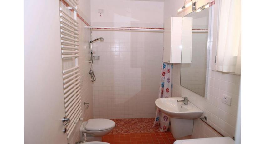 residence MEDITERRANEE: C5 - bathroom with shower-curtain (example)