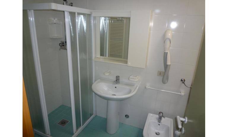 residence BALI: C6 - bagno con box doccia (esempio)