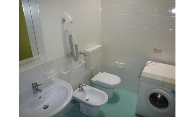 residence BALI: C6 - bagno con lavatrice (esempio)