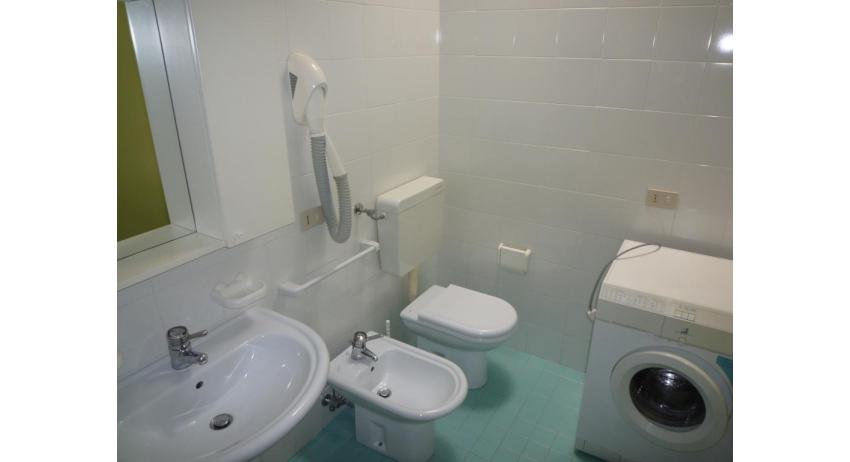 residence BALI: C6 - bathroom with washing machine (example)